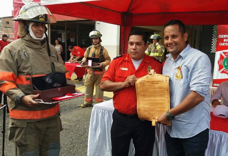 Cuerpo de Bomberos del Cantón Santa Rosa recibe equipamiento
